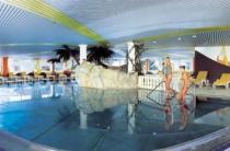 Das Schwimmbad mit 120 m² Wasserfläche