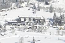 Die Hotelanlage inmitten der zauberhaft verschneiten Landschaft im Winter