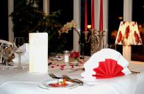 Beim romantischen Candle-Light-Dinner genießen Sie Ihr Abendessen zu zweit
