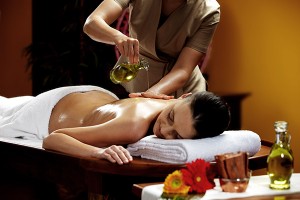 Aromaöl-Massage für den Rücken im centrovital Hotel Berlin