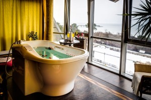 Wellnessbad mit Blick auf das Meer im Hotel Asgard