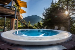 Whirlpool mit Blick in die Bergwelt im Alpenhotel Oberstdorf im Allgäu