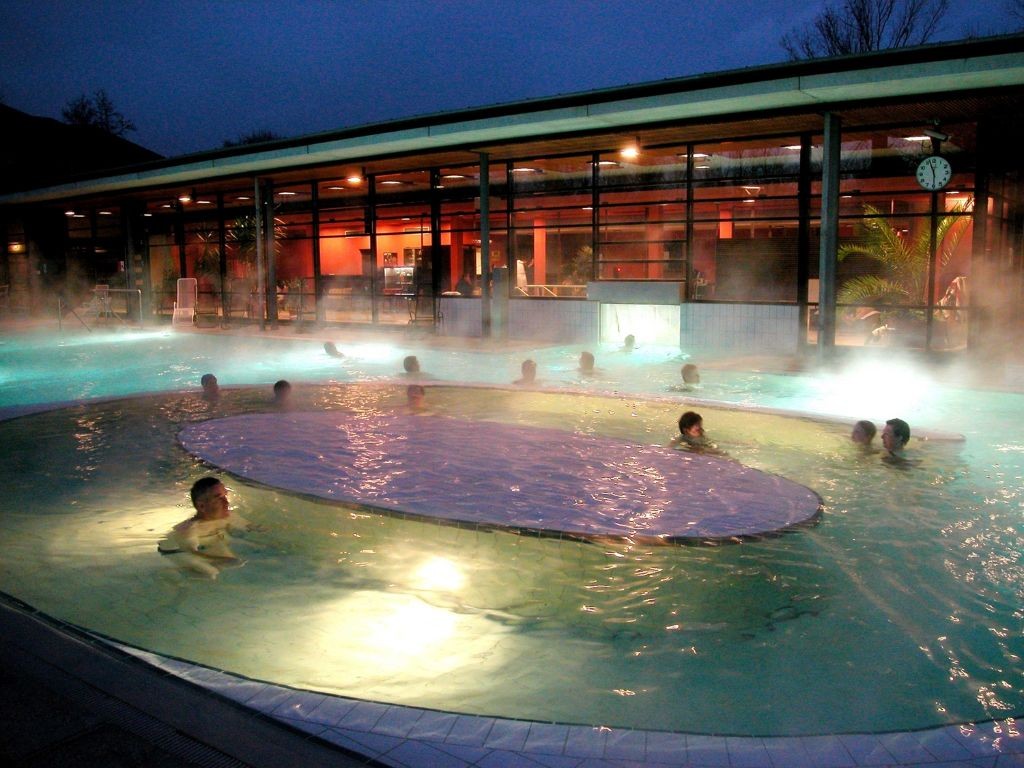 Winter-Badespaß im beheizten Außenbecken der Balinea Therme am Hotel Ambiente im Schwarzwald