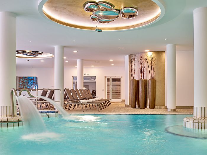 Das luxuriöse Schwimmbad des Maximilian Quellness- und Golfhotel in Niederbayern
