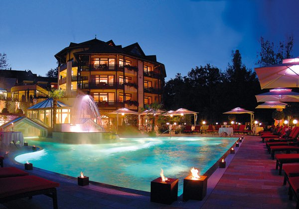 Nach der Wanderung wartet der Pool des 5 Sterne Luxushotel Romantischer Winkel Spa und Wellness Resort