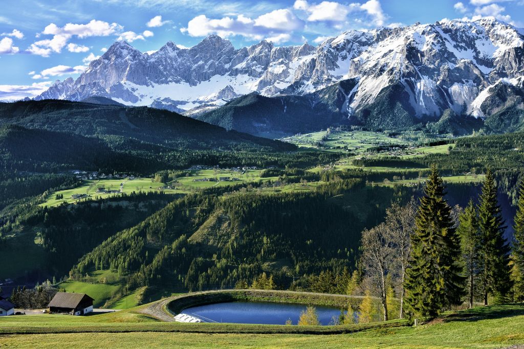 Ein Highlight vieler Wellness-Resorts in Österreich ist zweifellos der Blick auf die majestätischen Alpen.