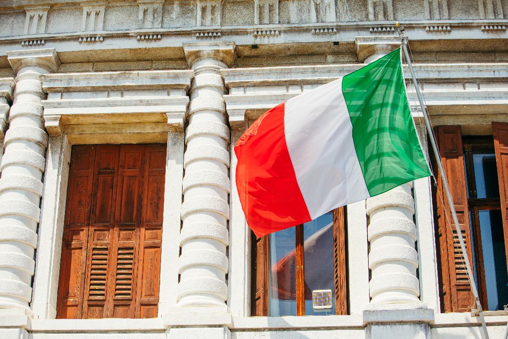 Flagge Italiens am Regierungsgebäude