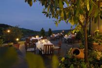 Der romantische Abendblick von der Terrasse des Hotels