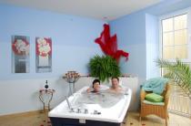 Verbringen Sie romantische Momente des Glücks bei einem gemeinsamen Bad