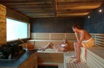 Die Panorama-Sauna bietet 75° C heiße Strahlungswärme