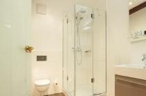 Die Badezimmer bestechen durch modernes Ambiente