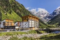 Das Hotel umgeben vom beeindruckendem Bergpanorama