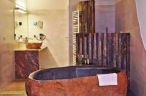 Badezimmer mit Erlebnisdusche und freistehender Natursteinwanne