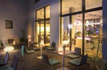 Der Restaurant-Innenhof erstrahlt am Abend in warmem Licht und lädt zum entspannten Beisammensitzen ein