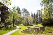 Der kleine Park mit Teich am Hotel für entspannte Spaziergänge
