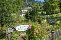 Der liebevoll gestaltete Kräutergarten für frische Zutaten