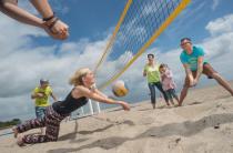 Am kilometerlangen Aktionsstrand warten Aktivitäten wie Beach-Volleyball