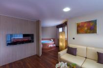 Die komfortable Spa Luxus Suite mit elektrischem Kamin