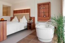 Beispiel eines Wellness-Zimmers mit freistehender Badewanne