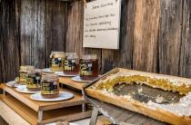 Zum Frühstück gibt es Südtiroler Honig direkt vom Imker
