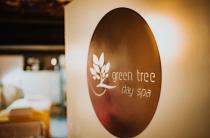 Eingang zum „green tree day spa“